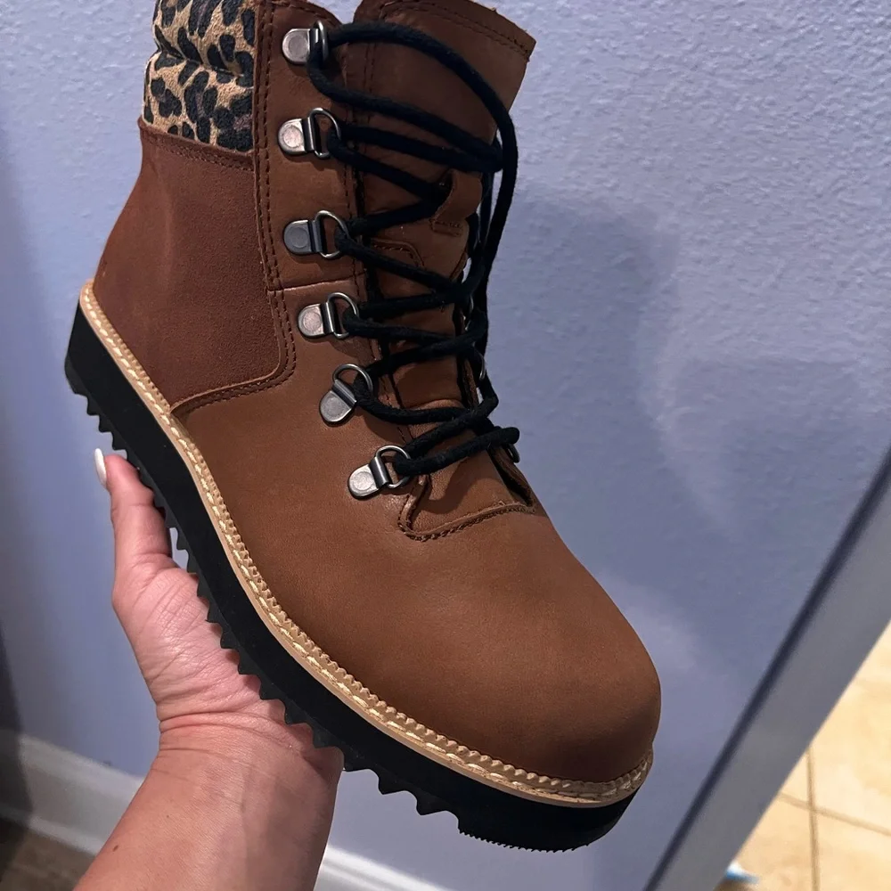 Toms Women Size 8 Mojave Waterproof Oiled Ember Nubuck Suede Leopard Mid Boots - Picture 3 of 4